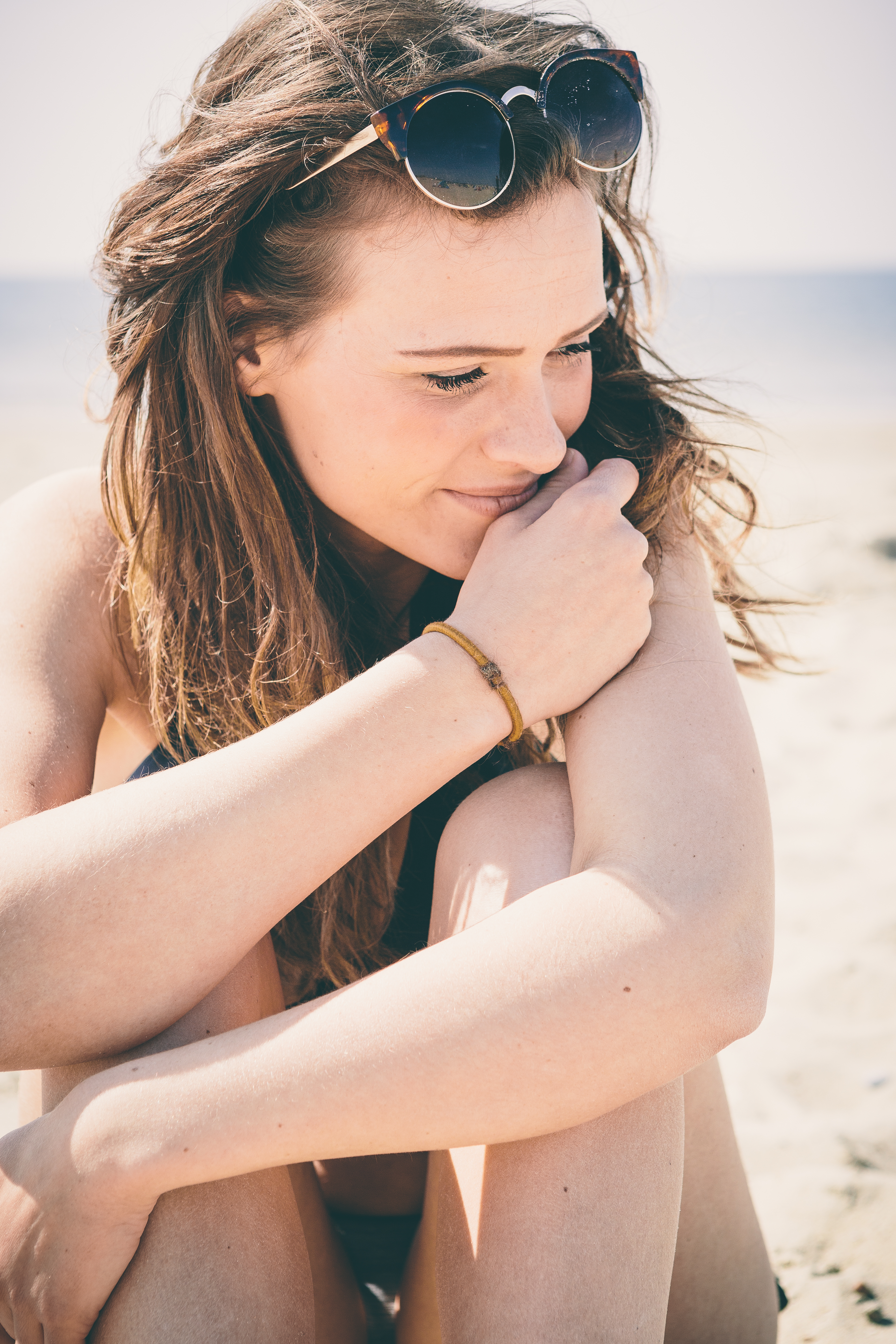 Strand shoot - Floor zittend in zand